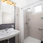 BellaVistaCorfu - Bella_Vista_hotel_Benitses_Corfu_bathroom_1
