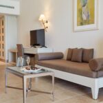 GiannoulisGrandBayBeachResort - 3. Sea Front Junior uite Shared Pool Indoors 3