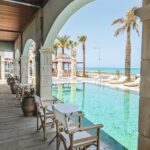 GrecotelPlaza - 03 Z160_Enjoy a refreshing drink by the pool_72dpi