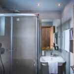 Mistral Mare Hotel - Golden Wing Bathroom