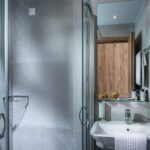 Mistral Mare Hotel - Golden Wing Bathroom