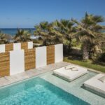 Cool Room Sharing Pool