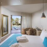 Cool Room Sharing Pool